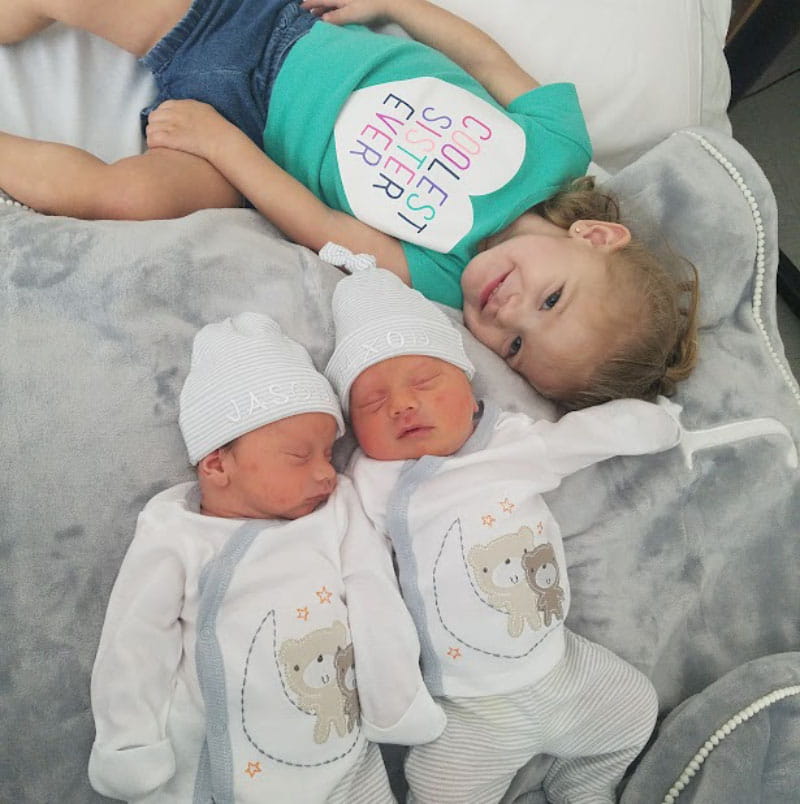 Isabel Siqueiros con sus hermanos gemelos recién nacidos, Jason y Jaxon. (Foto cortesía de la familia Siqueiros)